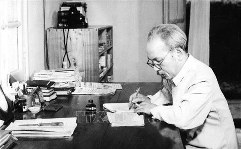 Chủ tịch Hồ Chí Minh - Anh hùng giải phóng dân tộc Việt Nam, chiến sĩ lỗi lạc của phong trào Cộng sản và công nhân quốc tế, nhà văn hóa kiệt xuất